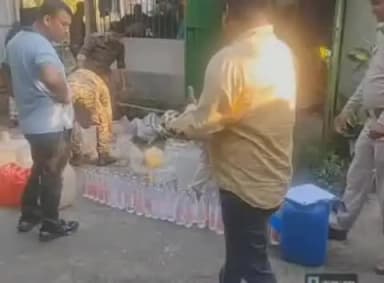 আলিপুরদুয়ার ২: শামুকতলায় নকল মদের কারখানা থেকে উদ্ধার প্রচুর পরিমাণ মদ