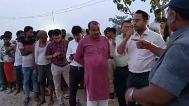 ◆◆ *जिलाधिकारी एवं वरीय पुलिस अधीक्षक ने सबलपुर में गंगा तट पर चल रहे कटाव निरोधी कार्य का किया निरीक्षण*
◆ *कार्य में तेजी लाने के निर्देश, एक सप्ताह के भीतर 40 मशीनें, 500 मजदूर एवं बोल्डर की पर्याप्त उपलब्धता सुनिश्चित करने का निर्देश*
◆ *स्थानीय स्तर पर नियमित मॉनिटरिंग एवं जनप्रतिनिधियों/स्थानीय लोगों से फीडबैक लेने के निर्देश*
सोनपुर, 30 जून 2026
◆ जिलाधिकारी सारण श्री वैभव श्रीवास्तव एवं वरीय पुलिस अधीक्षक सारण श्री विनीत कुमार ने आज सोनपुर प्रखंड के सबलपुर स्थित गंगा नदी के तट पर चल रहे कटाव निरोधी (एंटी फ्लड) कार्य का स्थलीय निरीक्षण किया तथा कार्य की प्रगति की विस्तृत समीक्षा की।
◆ निरीक्षण के दौरान बताया गया कि कुल 1.90 किलोमीटर लंबाई में प्रस्तावित कटाव निरोधी कार्य के विरुद्ध लगभग 1.40 किलोमीटर क्षेत्र में कार्य प्रारंभ कर दिया गया है। जिलाधिकारी ने कार्य की गति बढ़ाते हुए शेष सभी स्थलों पर भी तत्काल कार्य प्रारंभ करने का निर्देश दिया।
◆ कार्य एजेंसी द्वारा बताया गया कि अतिरिक्त मशीनें अन्य स्थानों से लाई जा रही हैं तथा वे मार्ग में हैं। इस पर जिलाधिकारी ने कार्यपालक अभियंता, बाढ़ नियंत्रण प्रमंडल को मशीनों की उपलब्धता एवं आगमन का सत्यापन कराने का निर्देश दिया।
◆ जिलाधिकारी ने संवेदक को स्पष्ट निर्देश दिया कि कार्य योजना के अनुरूप एक सप्ताह के भीतर कुल 40 मशीनों की उपलब्धता सुनिश्चित की जाए। साथ ही कार्यस्थल पर 500 मजदूरों की प्रतिनियुक्ति सुनिश्चित करते हुए बोल्डरों की आपूर्ति में कई गुना वृद्धि की जाए, ताकि कार्य निर्धारित समय सीमा के भीतर तेजी से पूरा किया जा सके।
◆ जिलाधिकारी ने कहा कि गंगा नदी के जलस्तर में संभावित वृद्धि को देखते हुए कटाव निरोधी कार्य में किसी प्रकार की शिथिलता स्वीकार नहीं की जाएगी। सभी कार्य निर्धारित मानकों एवं समयसीमा के अनुरूप पूर्ण किए जाएं।
◆ अंचलाधिकारी, सोनपुर को निर्देश दिया गया कि वे कार्य की नियमित निगरानी करें तथा स्थानीय लोगों से प्राप्त फीडबैक के आधार पर प्रतिदिन कार्य प्रगति की जानकारी उपलब्ध कराएं, ताकि आवश्यकतानुसार त्वरित निर्णय लिए जा सकें।
◆ निरीक्षण के दौरान कार्यपालक अभियंता, बाढ़ नियंत्रण प्रमंडल, अनुमंडल पदाधिकारी, सोनपुर, प्रखंड विकास पदाधिकारी, सोनपुर, अंचलाधिकारी, सोनपुर सहित संबंधित पदाधिकारी उपस्थित थे।
#antifloodwork
#Ganges
#sonepur
#siteinspection
#DM
#SSP
#saran
Water Resources Department, Government of Bihar
Information & Public Relations Department, Government of Bihar