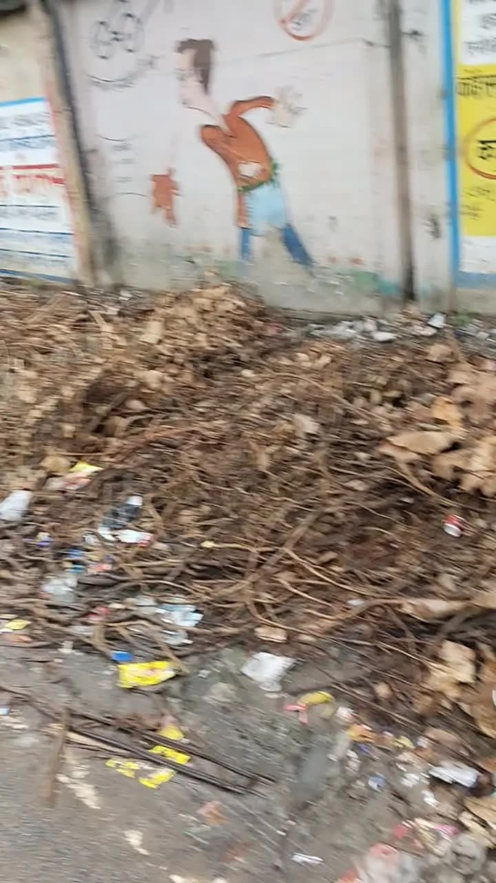 जिला मुख्यालय राविन्द नगर धुस के सरकारी अस्पताल में फैला बारिश का पानी मरिज को आने जाने में हो रही दिक्कत