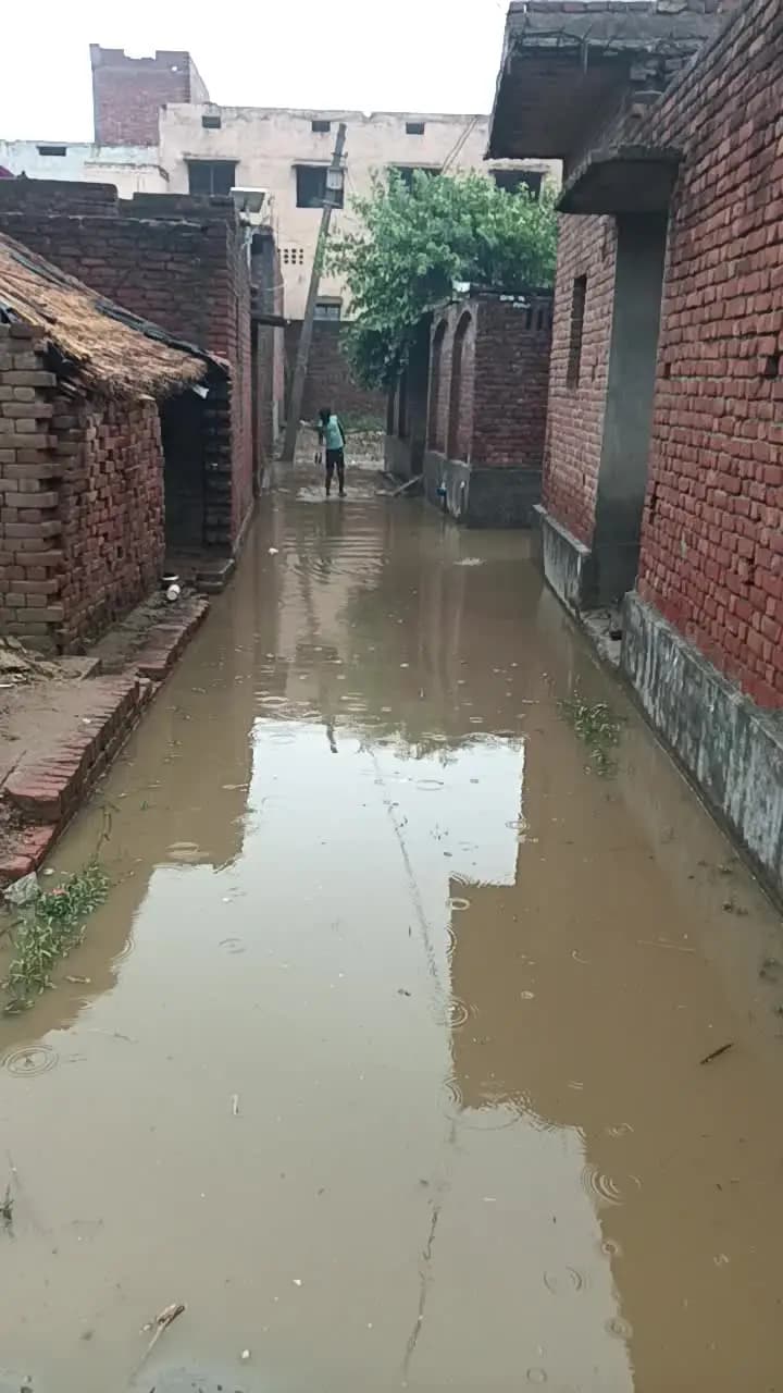 सांकरा का प्रधान दिनेश यादव और सांकरा जिला अलीगढ़ तहसील अतरौली थाना दादो कई बार प्रधान से शिकायत किया हमारे घरों आगे पा