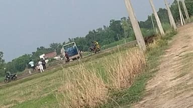 0 बंधुआ कला थाना क्षेत्र में कुछ लोग मिलकर गौ माता को लात कर जबरदस्ती ले जा रहे हैं जिसकी वीडियो बनी है