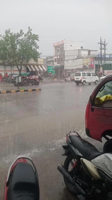तराना में बारिश जोरदार 1 जुलाई करीब बारिश 3:00 से चालू हुई जिन किसानों ने पहले बनी करती थीथी वह खुश हो गए जमील हुसैन ,,,
