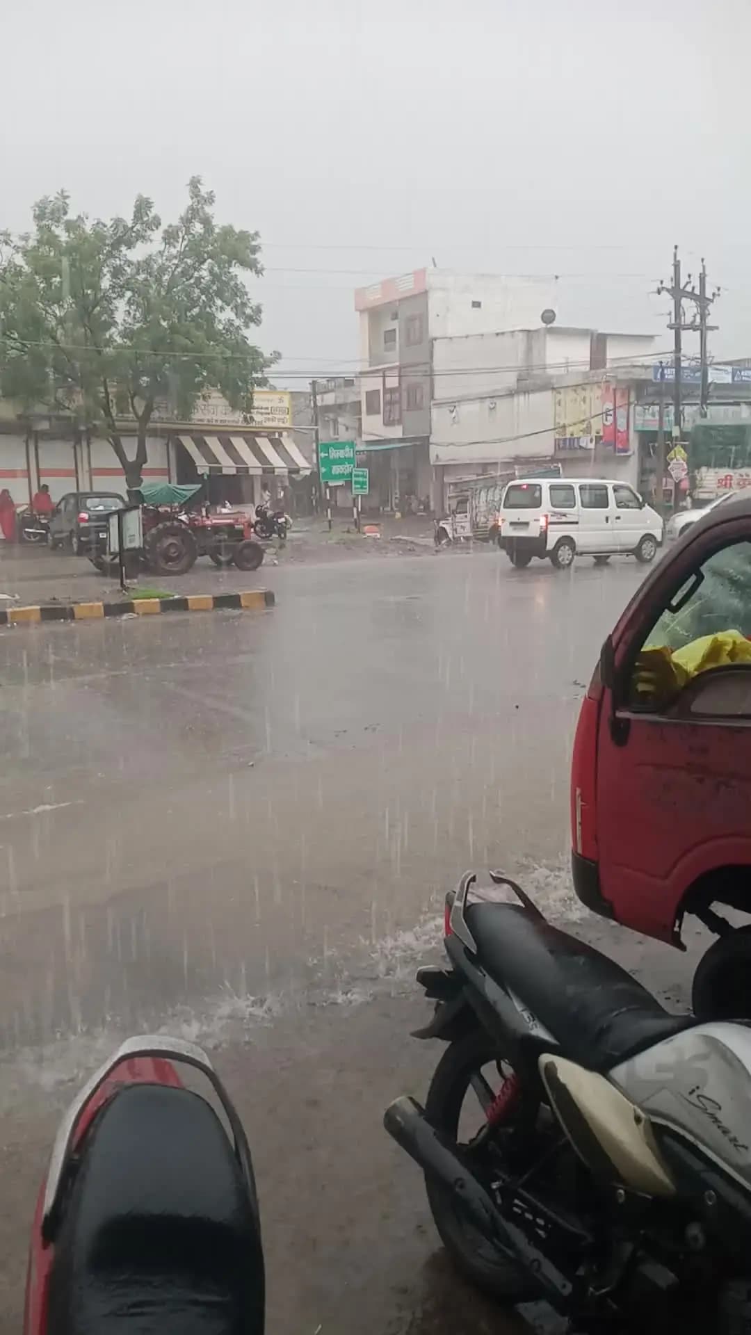 तराना में बारिश जोरदार 1 जुलाई करीब बारिश 3:00 से चालू हुई जिन किसानों ने पहले बनी करती थीथी वह खुश हो गए जमील हुसैन ,,,