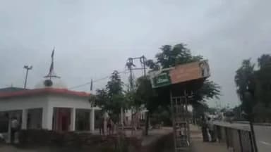 पीलीभीत: रूपपुर कमलू गांव में फाल्ट ठीक करते समय बिजली विभाग की लापरवाही से प्राइवेट व्यक्ति की गई जान, लाइनमैन घायल