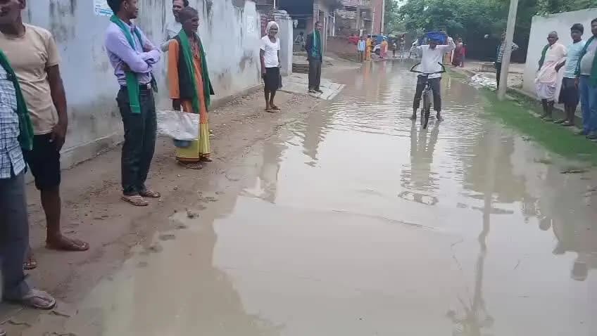 आज दिनांक एक साथ 2026 भारतीय किसान यूनियन भानु के पदाधिकारी रास्ते में जल भराव को लेकर आवाज उठाई परशुराम जिला सचिव