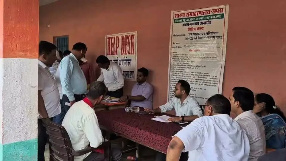 ◆◆ *राम जानकी पथ परियोजना: DM श्री वैभव श्रीवास्तव ने राजकीय बुनियादी विद्यालय बनसोही, मशरख में आयोजित भूअर्जन कैंप का किया निरीक्षण*
◆◆ *रैयतों से सीधा संवाद कर मौके पर ही किया कई समस्याओं का ऑन-द-स्पॉट निपटारा*
◆◆ *मुआवजे की दर पर आपत्ति होने पर भी आपत्ति दर्ज कराकर भुगतान प्राप्त करने की अपील*
◆◆ *इस परियोजना में सभी मौजा में लगातार कैंप लगाकर भूअर्जन प्रक्रिया में तेजी लाने के निर्देश*
◆◆ *विकास योजनाओं को समय पर पूरा करना जिला प्रशासन की सर्वोच्च प्राथमिकता: जिलाधिकारी*
सारण, 01 जुलाई 2026
◆ जिलाधिकारी सारण, श्री वैभव श्रीवास्तव ने आज मशरख के राजकीय बुनियादी विद्यालय, बनसोही में आयोजित विशेष भूअर्जन कैंप का निरीक्षण किया। यह विशेष कैंप राम जानकी पथ परियोजना के लिए भूमि अधिग्रहण के कार्य में तेजी लाने और रैयतों (भूस्वामियों) को त्वरित मुआवजा भुगतान सुनिश्चित करने के उद्देश्य से आयोजित किया गया था।
◆ निरीक्षण के दौरान जिलाधिकारी ने कैंप में उपस्थित रैयतों से एक-एक कर सीधा संवाद स्थापित किया। उन्होंने भूस्वामियों की समस्याओं और शिकायतों को बेहद संजीदगी से सुना तथा कई मामलों में मौके पर ही (On the Spot) उनका निराकरण सुनिश्चित कराया।
◆ जिलाधिकारी ने रैयतों को आश्वस्त करते हुए कहा कि जिला प्रशासन उनके हितों के प्रति पूरी तरह संवेदनशील है।
◆ आपत्ति के बावजूद भुगतान: जिन रैयतों को मुआवजे की निर्धारित दर पर किसी भी प्रकार की आपत्ति है, वे अपनी आपत्ति दर्ज कराते हुए भी मुआवजे की राशि का भुगतान प्राप्त कर सकते हैं।
◆ आपसी विवाद के मामले: जिन भूखंडों को लेकर रैयतों के बीच आपसी विवाद है, उनकी मुआवजे की राशि को सक्षम न्यायालय (Competent Court) में जमा करा दिया जाएगा। न्यायालय के अंतिम निर्णय के अनुरूप ही संबंधित व्यक्ति को भुगतान किया जाएगा।
◆ त्रुटियों का त्वरित निवारण: जिलाधिकारी ने अधिकारियों को निर्देश दिया कि अधिक से अधिक रैयतों से अभिश्रव (Vouchers) प्राप्त कर तेजी से भुगतान सुनिश्चित करें। कागजी या तकनीकी त्रुटियों का निराकरण प्राथमिकता के आधार पर किया जाए।
◆ सभी मौजों में लगातार शिविर:
जिलाधिकारी श्री वैभव श्रीवास्तव ने निर्देश दिया कि इसी तर्ज पर लगातार विशेष शिविरों का आयोजन किया जाए तथा संबंधित रैयतों को बुलाकर उनके कागज में त्रुटि निराकरण शिविर में ही कर दिया जाय ताकि मुआवजा भुगतान में तेजी लाकर भूअर्जन की प्रक्रिया को समय सीमा के भीतर पूरा किया जा सके।
◆ NHAI को निदेश दिया गया कि छोटे छोटे भाग का दखल कब्जा प्राप्त करते हुए तुरंत उस भाग में पथ निर्माण का कार्य प्रारंभ करना सुनिश्चित करे तथा फिर भी कोई समस्या उत्पन्न हो तो अनुमंडल पदाधिकारी एवं अनुमंडल पुलिस पदाधिकारी से सहयोग प्राप्त कर निर्माण कार्य लगातार जारी रखना सुनिश्चित करेंगे।
◆ "विकास परियोजनाओं को समय पर और गुणवत्ता के साथ पूर्ण करना जिला प्रशासन की सर्वोच्च प्राथमिकता है। परियोजनाओं को समय पर पूरा करने के लिए भूमि अधिग्रहण की प्रक्रिया को पूरी पारदर्शिता और तेजी के साथ संपन्न कराया जा रहा है।"
◆ आज आयोजित इस विशेष शिविर में जिला भू-अर्जन पदाधिकारी , भूमि सुधार उप समाहर्ता मढ़ौरा, NHAI की पूरी टीम, सहायक जिला भू-अर्जन पदाधिकारी, अंचल अधिकारी , संबंधित राजस्व कर्मचारी एवं अमीन मुख्य रूप से उपस्थित थे।
◆ जिलाधिकारी ने स्पष्ट हिदायत दी है कि आगे आयोजित होने वाले सभी शिविरों में इन सभी संबंधित पदाधिकारियों एवं कर्मियों की अनिवार्य उपस्थिति हर हाल में सुनिश्चित की जाए।
#DevelopmentProjects
#ramjankipath
#LandAcquisition
#specialcamp
#mashrak
#inspection
#DM
#saran
Information & Public Relations Department, Government of Bihar