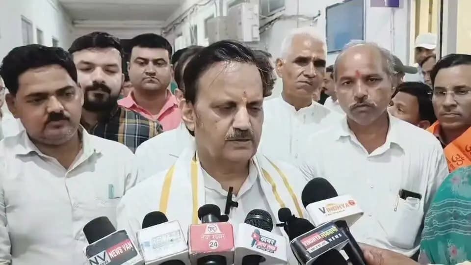 राष्ट्रीय चिकित्सक दिवस पर उप मुख्यमंत्री श्री Rajendra Shukla ने कहा कि चिकित्सकों को समाज धरती का भगवान कहकर सम्मान देता है, क्योंकि वे पीड़ित और असहाय व्यक्ति को नया जीवन देने का कार्य करते हैं। इस सम्मान की वास्तविक सार्थकता तभी है, जब प्रत्येक चिकित्सक अपने सामने आने वाले मरीज में भगवान का स्वरूप देखकर प्रेम, करुणा, आत्मीयता और संवेदनशीलता के साथ उसका उपचार करे।
CM Madhya Pradesh Dr Mohan Yadav Office Of Rajendra Shukla Directorate of Health Services, Madhya Pradesh
#NationalDoctorsDay #JansamparkMP #Rewa #रीवा