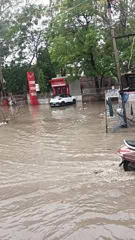 Post office ke samne Pani bhara hua Hai