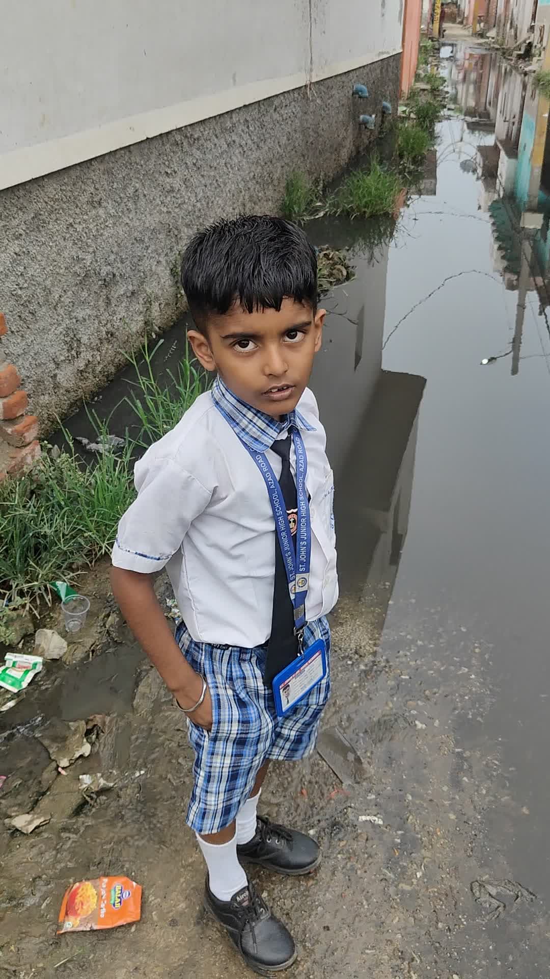 colony me bhara nale ke sevar ka pani pachhe va mohhale wale huye pareshan sunane wala koi nhi