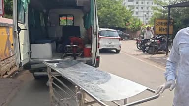 फिरोज़ाबाद: रेलवे प्लेटफॉर्म पर मिली अज्ञात बीमार महिला, RPF ने 108 एंबुलेंस द्वारा ट्रॉमा सेंटर पहुंचाया