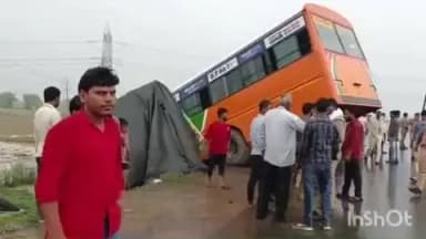 सिकंदराराऊ: ईसेपुर के पास दो रोडवेज बस और एक मैक्स लोडर आपस में टकराए, पुलिस ने किया रेस्क्यू
