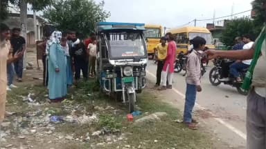 पूरनपुर: धनाराघाट रोड पर तेज रफ्तार कार ने ई-रिक्शा को मारी टक्कर, आठ माह की गर्भवती महिला की मौत, चार लोग घायल