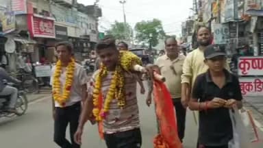 झांसी: ओरछा से उज्जैन जा रहे कांवड़ियों का बबीना में ढोल-नगाड़ों के साथ स्वागत, मंदिर में हुआ ठहराव