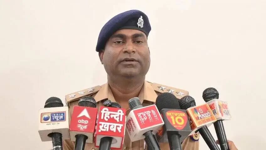#Saharanpurpolice
#बाईट
➡️वादिया श्रीमति मुनेश रानी पत्नि श्री महीपाल निवासी ग्राम मीरपुर सीतापुर थाना सरसावा जिला सहारनपुर ने थाना सरसावा पर एक लिखित तहरीर दी कि वादिया की पुत्री व अन्य के द्वारा वादिया के कुछ फर्जी कागजात बनाये गए और धोखाधड़ी की गई है। जिसमें थाना सरसावा पुलिस द्वारा जांच की गई तथा जांचोपरांत अभियोग पंजीकृत किया गया है। विवेचनात्मक कार्यवाही प्रचलित है।
➡️जिसके सम्बन्ध में क्षेत्राधिकारी नकुड़ श्री पवन कुमार द्वारा दी गई #बाइट
@Uppolice
@adgzonemeerut
@digsaharanpur
@aajtak
@News18UP