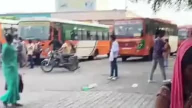 फर्रुखाबाद: फर्रुखाबाद रोडवेज बस अड्डे पर बस में महिला से जेवर और नगदी चोरी करने वाले आरोपी को महिला ने पुलिस के हवाले किया