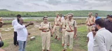 ఖానాపూర్: గత ఏడాది గోదావరి వరద ముంపుకు గురైన దస్తురాబాద్ మండలం గొడిసెర్యాల గ్రామాన్ని సందర్శించిన ఎస్పీ జానకి షర్మిల