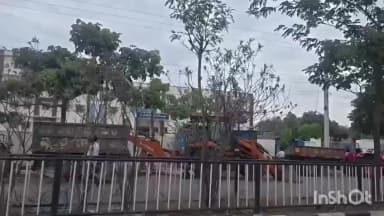 నడికూడ: పరకాల పట్టణంలో చిరు వ్యాపారస్తుల దుకాణాలు తొలగిస్తున్న మున్సిపాలిటీ అధికారులు