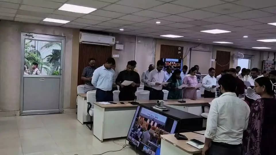 जिलाधिकारी सारण श्री वैभव श्रीवास्तव एवं वरीय पुलिस अधीक्षक सारण श्री विनीत कुमार द्वारा आज संयुक्त रूप से दिनांक 02.07.2026 को बिहार सतर्कता जागरूकता दिवस के अवसर पर समाहरणालय सभागार में सभी जिला स्तरीय पदाधिकारियों तथा समाहरणालय के कर्मियों के साथ शपथ लेने का कार्यक्रम आयोजित किया गया।
#सतर्कता #जागरूकता #दिवस
#saran
#Pledge
#DM
#SSP
#chapra
Information & Public Relations Department, Government of Bihar
