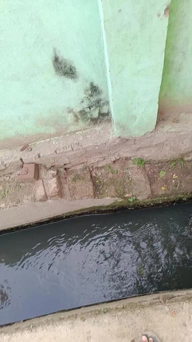 Mauzampur Eidgah ke paas jo bada nala Hai uski boundary Tuti huyi hai 1 saal se upar ho gya koi sudhar nahi. Abhi tak