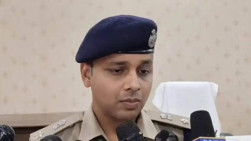 साइबर थाना फतेहपुर में हाल ही में समान मोडस ऑपरेंडी (अपराध के तरीके) के दो मुकदमे पंजीकृत किए गए थे। इन मामलों में कौशाम्बी और गाजियाबाद के आस-पास से बस में बैठने वाले यात्रियों को निशाना बनाया जाता था। जब यात्री फतेहपुर उतरते थे, तब उन्हें जानकारी होती थी कि उनका मोबाइल और पर्स चोरी हो चुका है। इसके बाद अभियुक्तों द्वारा चोरी किए गए मोबाइल, यूपीआई आईडी और एटीएम के पासकोड का दुरुपयोग कर अलग-अलग एटीएम से पैसे निकाल लिए जाते थे। इन मुकदमों के सफल अनावरण के लिए गठित टीम द्वारा टेक्निकल सर्विलांस और मैनुअल इंटेलिजेंस की मदद से एक शातिर गैंग का पता लगाया गया, जो हरदोई जिले से ऑपरेट हो रहा था। इस गैंग में बाप-बेटे शामिल हैं। मुख्य अभियुक्त दाताराम बसों से मोबाइल व एटीएम चोरी करता था और उसका बेटा हर्षित एटीएम व यूपीआई के माध्यम से पैसे निकालने का काम करता था। पुनः किसी घटना को अंजाम देने की फिराक में खड़े अभियुक्त हर्षित को पुलिस टीम द्वारा बस स्टैंड के पास से गिरफ्तार कर लिया गया है। गिरफ्तार अभियुक्त के पास से नकद कैश, मोबाइल फोन और कई एटीएम कार्ड बरामद हुए हैं। बरामद मोबाइलों के वास्तविक स्वामियों का पता लगाने के लिए आईएमईआई (IMEI) नंबर रन कराए जा रहे हैं। घटना का मुख्य अभियुक्त दाताराम (जो कि हरदोई जिले का हिस्ट्रीशीटर है और उस पर 15-20 मुकदमे दर्ज हैं) मौके से फरार हो गया है, जिसकी गिरफ्तारी के लिए पुलिस टीमें लगातार दबिश दे रही हैं। उक्त के संबंध में #Spfhr की बाइट ।