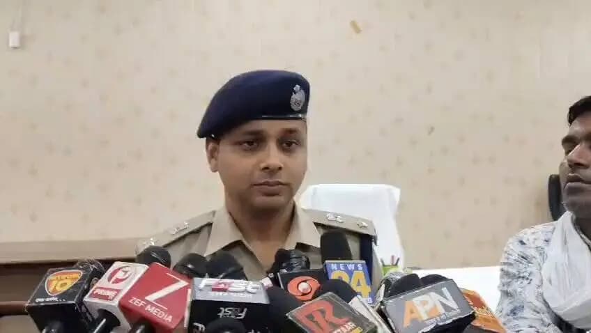 गुम/खोए हुए मोबाइल फोनों की बरामदगी हेतु #Spfhr के निर्देशन में चलाए जा रहे विशेष अभियान के अंतर्गत CEIR पोर्टल के माध्यम से प्राप्त जानकारी के आधार पर फतेहपुर पुलिस द्वारा कुल 113 मल्टीमीडिया मोबाइल फोन (अनुमानित कीमत लगभग ₹ 17 लाख) बरामद कर उनके वास्तविक स्वामियों को सुपुर्द किया गया, के संबंध में #Spfhr की बाइट ।
