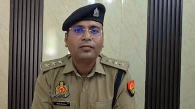 दिनांक 02.07.2026 को थाना अनूपशहर पुलिस को कस्बा अनूपशहर के मोरी गेट इलाके में 01 व्यक्ति के आत्महत्या करने की सूचना प्राप्त हुई। थाना अनूपशहर पुलिस द्वारा तत्काल घटनास्थल पर जाकर प्रारम्भिक जानकारी की गयी तो ज्ञात हुआ कि मृतक मीरा मौहल्ले का निवासी बताया जा रहा है थाना अनूपशहर पुलिस एवं फील्ड यूनिट द्वारा प्रारम्भिक साक्ष्य संकलन की कार्यवाही की गयी है। शव के पंचायतनामा की कार्यवाही कर पोस्टमार्टम हेतु भेजा गया है। प्रकरण में सभी बिन्दुओं पर गहराई से जानकारी की जा रही है। प्रथम दृष्टया यह प्रकरण आत्महत्या का प्रतीत हो रहा है। प्राप्त जानकारी के आधार पर थाना अनूपशहर पुलिस द्वारा अग्रिम विधिक कार्यवाही की जायेगी।
इस सम्बन्ध में क्षेत्राधिकारी अनूपशहर श्री शशांक श्रीवास्तव की बाइट~
#uppolice
#Bulandshahrpolice