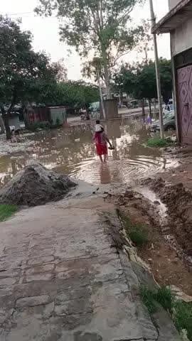 गढ़मुक्तेश्वर जिला हापुर रेलवे लाइन केपास घर क्या आप-पास इतना जल भराव है गढ़मुक्तेश्वर