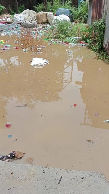 जल भराव के कारण घर पर कैसे पहुंच जाए 😭😭 गढ़मुक्तेश्वर जिला हापुर रेलवे लाइन के पास