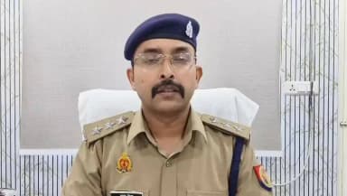 दिनांक 01.07.2026 को शाम करीब 07:30 बजे संत कॉलोनी वृन्दावन के रहने वाले एक परिवार की 14 वर्षीय बच्ची जो कि छत पर बंदरों को खाना खिला रही थी। वह पहली मंजिल से गिरकर घायल हो गई। जिसे अस्पताल ले जाया गया। इलाज के दौरान उस बच्ची की मृत्यु हो गई। पोस्टमार्टम व आवश्यक विधिक कार्यवाही की जा रही है।
बाइट:- #COSADAR_MTA
@Uppolice
@adgzoneagra
@digrangeagra