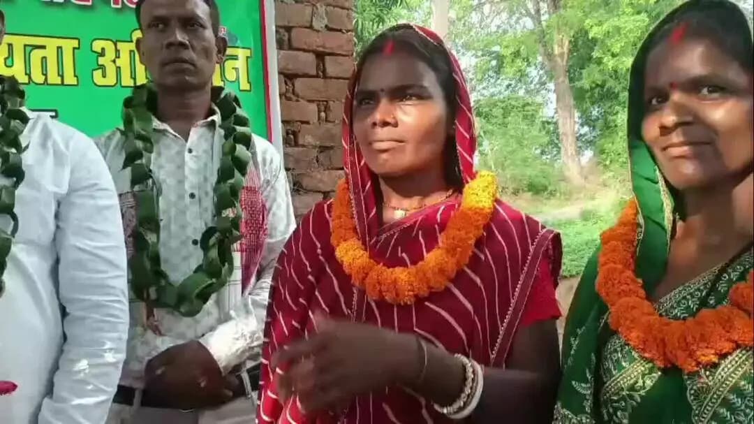 आदिवासी जन परिषद में 50 की संख्या में महिला एवं पुरुष सदस्यता लिए ग्राम बोंगाई गांव, प्रखंड दुलमी रामगढ़ । #local01news