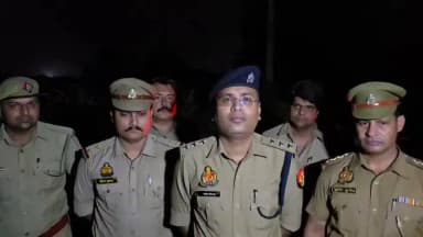 #CRACKDOWN_BULANDSHAHR
अन्तर्जनपदीय शातिर चोर बदमाश के साथ थाना जहांगीराबाद पुलिस व स्वाट टीम देहात की हुई मुठभेड़, जवाबी कार्यवाही में 01 बदमाश घायलावस्था में गिरफ्तार, कब्जे से अवैध असलहा, कारतूस, बाइक व सफेद धातु के आभूषण बरामद।
उक्त सम्बन्ध में क्षेत्राधिकारी अनूपशहर श्री शशांक श्रीवास्तव की बाइट।
#uppolice
#Bulandshahrpolice