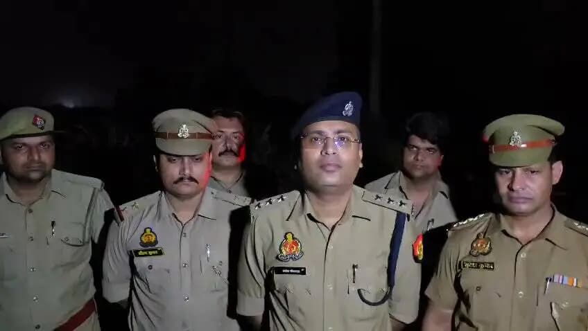 #CRACKDOWN_BULANDSHAHR
अन्तर्जनपदीय शातिर चोर बदमाश के साथ थाना जहांगीराबाद पुलिस व स्वाट टीम देहात की हुई मुठभेड़, जवाबी कार्यवाही में 01 बदमाश घायलावस्था में गिरफ्तार, कब्जे से अवैध असलहा, कारतूस, बाइक व सफेद धातु के आभूषण बरामद।
उक्त सम्बन्ध में क्षेत्राधिकारी अनूपशहर श्री शशांक श्रीवास्तव की बाइट।
#uppolice
#Bulandshahrpolice