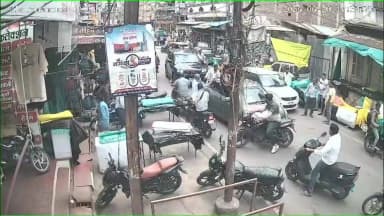 हरदा: गाड़ी को साइड देने के विवाद में मारपीट, मुख्य आरोपी आदर्श गिरफ्तार; घंटाघर बाजार में कान पकड़कर लगवाई उठक-बैठक।