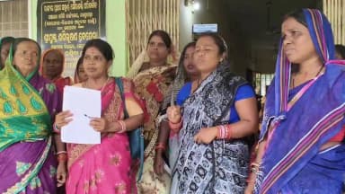 କେନ୍ଦ୍ରାପଡା: କେନ୍ଦ୍ରାପଡ଼ା ବ୍ଲକ ବଗଡ଼ା ପଞ୍ଚାୟତରେ ପାଣି ପାଇଁ ହାହାକାର!
ବିଡ଼ିଓଙ୍କ ଅଫିସ୍ ଆଗରେ ମହିଳା ମାନଙ୍କ ଧାରଣା!
