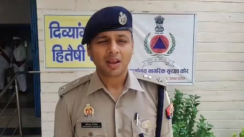 "कल देर रात्रि थाना कल्याणपुर पुलिस को एक महत्वपूर्ण सफलता प्राप्त हुई है। पुलिस द्वारा एक ऐसे शातिर जहरखुरान अभियुक्त को गिरफ्तार किया गया है, जिसकी अपराध करने की कार्यप्रणाली (Modus Operandi) यह थी कि वह कानपुर के बस स्टेशन एवं रेलवे स्टेशन के आसपास से यात्रियों को कैब उपलब्ध कराने के बहाने अपनी बोलेरो वाहन में बैठाता था। इसके उपरांत वह उन्हें कोई नशीला पदार्थ पिलाकर अचेत अथवा अर्धचेतन अवस्था में पहुंचा देता था तथा उनके मोबाइल फोन, नकदी एवं अन्य कीमती सामान चोरी कर फरार हो जाता था।
घटना के अनावरण हेतु सर्विलांस एवं सीसीटीवी फुटेज का गहन विश्लेषण किया गया, जिसके आधार पर अभियुक्त एवं उसकी बोलेरो वाहन की पहचान की गई। गिरफ्तार अभियुक्त की पहचान साहिल उर्फ शाहनवाज, निवासी जनपद प्रतापगढ़ के रूप में हुई है। जांच में यह भी प्रकाश में आया कि अभियुक्त के विरुद्ध पूर्व से लगभग 27-28 आपराधिक मुकदमे पंजीकृत हैं तथा वह संबंधित थाने का हिस्ट्रीशीटर भी है।
गिरफ्तारी के दौरान पुलिस एवं अभियुक्त के बीच मुठभेड़ हुई, जिसमें अभियुक्त के पैर में गोली लगी। मुठभेड़ के दौरान उसका एक अन्य साथी मौके से फरार हो गया, जिसकी गिरफ्तारी हेतु पुलिस टीमों द्वारा लगातार प्रयास किए जा रहे हैं।
अभियुक्त के कब्जे से नकदी, विभिन्न बैंकों के एटीएम कार्ड, मोबाइल फोन तथा घटना में प्रयुक्त बोलेरो वाहन बरामद किया गया है। अभियुक्त से गहन पूछताछ करने के संबंध में #Spfhr की बाइट ।
#UPPolice