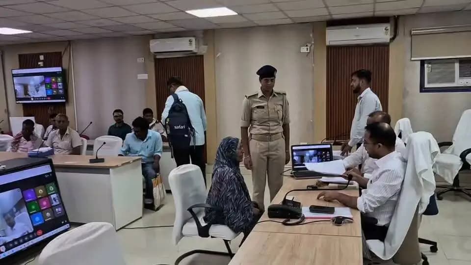 ◆◆ *"सबका सम्मान, जीवन आसान" प्रत्येक सोमवार एवं शुक्रवार को "जनता के दरबार में जिलाधिकारी" , आमलोगों की समस्या के निराकरण हेतु कार्रवाई*
◆◆ *जिलाधिकारी ने आज शुक्रवार को 105 लोगों की समस्या को सुना, कार्रवाई को लेकर संबंधित अधिकारियों को दिया निदेश*
सारण, 03 जुलाई 2026
◆ सप्ताह के प्रत्येक सोमवार एवं शुक्रवार को जिलाधिकारी आमलोगों से मुलाकात कर उनकी समस्या को सुन रहे हैं। "जनता के दरबार में जिलाधिकारी" कार्यक्रम प्रत्येक सोमवार एवं शुक्रवार को आयोजित किया जा रहा है।
◆ आज शुक्रवार को जनता दरबार में उपस्थित सभी 105 लोगों की समस्या को जिलाधिकारी ने सुना तथा कार्रवाई को लेकर संबंधित अधिकारियों को आवश्यक निर्देश दिया। जनता दरबार में अधिकांश मामले राजस्व एवं भूमि सुधार विभाग से संबंधित थे।
◆ सभी आवेदनों के संदर्भ में भी समस्या के निराकरण के लिये कार्रवाई का निदेश संबंधित अधिकारियों को दिया गया।
#JantaDarbar
#DM
#saran
#chapra
Information & Public Relations Department, Government of Bihar