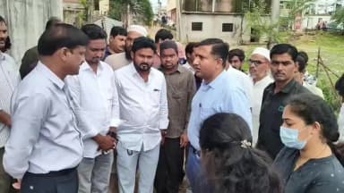 అదిలాబాద్ అర్బన్: కేఆర్కే కాలనీలో పారిశుద్ధ్యం అస్తవ్యస్తంగా ఉండటంపై కలెక్టర్ రాజర్షిషా మున్సిపల్ కమిషనర్ జగదీశ్వర్ పై తీవ్రస్థాయిలోఆగ్రహం