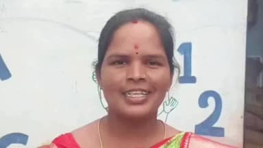 అదిలాబాద్ అర్బన్: భీంపూర్ అంగన్వాడీ కేంద్రంలో పాము కలకలం.కాంపౌండ్ వాల్ లేకపోవడంతో తరచూ పాములు వస్తున్నాయని టీచర్ ప్రియా ఆవేదన