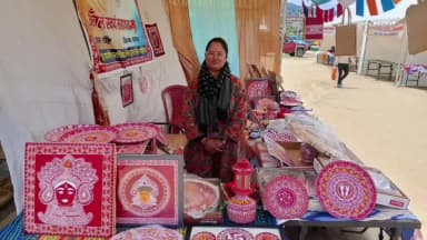 चम्पावत: पुनेठी की महिलाएं ऐपन कला से आत्मनिर्भर बनीं, स्वयं सहायता समूह बना आजीविका का सशक्त माध्यम