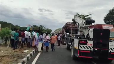 விழுப்புரம்: திண்டிவனம் அருகே சென்னை-திருச்சி தேசிய நெடுஞ்சாலையில் உள்ள செடிகளுக்கு தண்ணீர் ஊற்றும் பணியில் ஈடுபட்டிருந்த நெடுஞ்சாலைத்துறை ஊழியர் மீத