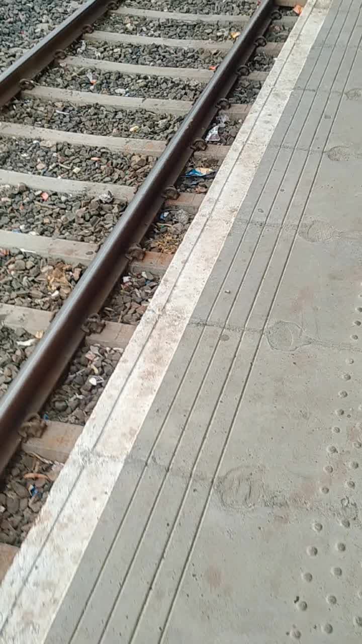 यह आदमी भवानी मंडी स्टेशन एक पर पटरी पार करते समय गिर गया आदमी की हालत देखकर लग रहा है दारू पी रखी थी उसने