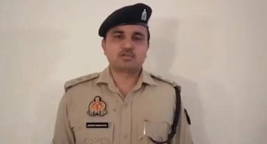 दिनांक 03.07.2026 को थाना खुर्जा नगर के ग्राम सौंदा हबीबपुर में एक निजी सम्पत्ति को लेकर विवाद है जो कि वर्तमान में सिविल न्यायालय में विचाराधीन है जिसमें एक पक्ष के द्वारा वहां जाकर टीन सैड व बाउन्ड्रीवाल को गिरा दिया गया था जिसके सम्बन्ध में दूसरे पक्ष की तहरीर के आधार पर अभियोग पंजीकृत किया जा रहा है जिसमें एक वीडियो भी प्रसारित हो रहा है जिसमें फायरिंग होने की बात कही जा रही है वीडियो में फायरिंग जैसी आवाज सुनाई दे रही है जिसकी पुलिस द्वारा जांच की जा रही है कि फायरिंग किस पक्ष के द्वारा की गयी है । किसी भी पक्ष को किसी प्रकार की कोई चोट नही आयी है कानून व्यवस्था की स्थिति सामान्य है। अग्रिम विधिक कार्यवाही की जा रही है।
इस सम्बन्ध में क्षेत्राधिकारी खुर्जा श्री शोभित कुमार की बाइट~
#uppolice
#Bulandshahrpolice
