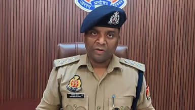 #AligarhPolice
थाना इगलास- अवगत कराना है दि0 03.07.26 को शाम 05.00 बजे स्थानीय पुलिस को सूचना प्राप्त हुई कि नगला रजुआ के रहने वाले गोपाल शर्मा अपने तीन अन्य साथियों के साथ दुम्हेड़ी गाँव में पवन कौशिक के यहाँ पहुँचकर पूर्व के पैसों को लेकर उनके साथ मारपीट की है एवं अपनी स्कॉर्पियो गाड़ी से कई वाहनों को क्षतिग्रस्त कर दिया है । इस सूचना पर तत्काल स्थानीय पुलिस मौके पर पहुँची, मौके से गोपाल शर्मा आदि 03 अभियुक्तों को हिरासत में लिया गया है । इनके पास से एक तमंचा 315 बोर, एक जिंदा कारतूस तथा एक क्षतिग्रस्त स्कॉर्पियो बरामद की गई है । प्राप्त तहरीर के आधार पर सुसंगत धाराओं में अभियोग पंजीकृत किया जा रहा है । आवश्यक वैधानिक कार्यवाही प्रचलित है । मौके पर शांति है ।
@Uppolice