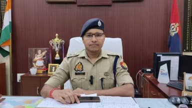 थाना कोतवाली नगर व SOG/सर्विलांस की संयुक्त कार्यवाही में 24 घंटे के भीतर हत्या की घटना का हुआ खुलासा,घटना में संलिप्त हत्याभियुक्त पुलिस मुठभेड़ में घायल/ गिरफ्तार,कब्जे से 01अदद अवैध तमंचा मय कारतूस व 01अदद मोटरसाइकिल की बरामदगी के संबंध मे #SPGonda श्री विनीत जायसवाल की बाइट https://t.co/8IUkc45FZA