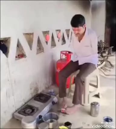जालौर: दोनों हाथ नहीं होने के बावजूद हुक्मसिंह पैरों से बनाते हैं चाय