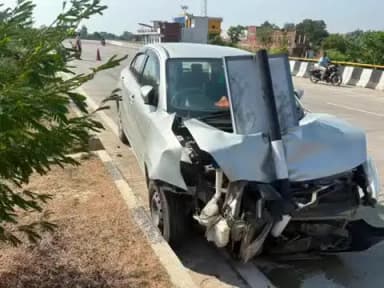 लंभुआ: दियरा फ्लाईओवर पर मौत से मुकाबला, आवारा गोवंश को बचाने में कार साइन पोल से टकराई, टला बड़ा हादसा