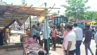 छतरपुर नगर: छतरपुर शहर के चौड़ीकरण को लेकर विधायक की मौजूदगी में हटाया गया अतिक्रमण, चली जेसीबी