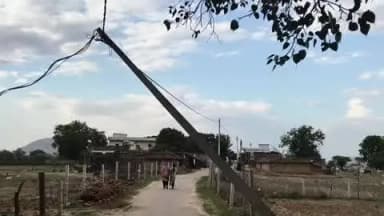 चितरंगी: ग्राम रमपुरवा में विशाल वृक्ष गिरने से लाइट पोल और केबल गिरी नीचे कभी भी हो सकता है बड़ा हादसा