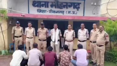 मोहनगढ़: प्रजापति ने गांव के झूला छाप डॉक्टर प्रकाश कुशवाहा के खिलाफ गलत इलाज को लेकर सीएम हेल्पलाइन में शिकायत दर्ज कराई थी इसी