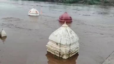 नेपानगर: ताप्ती नदी उफान पर लालदेव मंदिर डूबा, गुजरात के सूरत में अलर्ट, घाट जलमग्न, प्रशासन अलर्ट